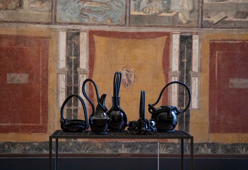 EDIT-Napoli-2020_Andrea-Anastasio-al-Museo-MANN-mostra-Aritmia_vasi-Ceramica-Gatti-1928