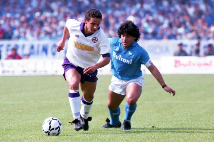 Roberto Baggio of Fiorentina controls the ball under pressure of Diego Maradona of Napoli during the Serie A match between Napoli and Fiorentina at the Stadio San Paolo on May 10, 1987 in Naples