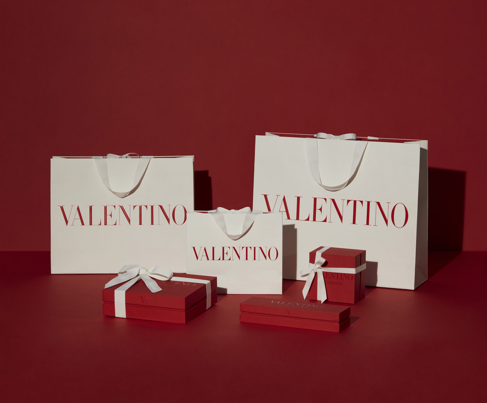 La Maison Valentino introduce il nuovo brand identity packaging con un legame sostenibile