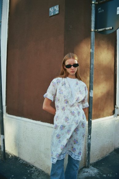 vintage dress, t-shirt ZARA,
jeans LEVI’S, sunglasses GUCCI