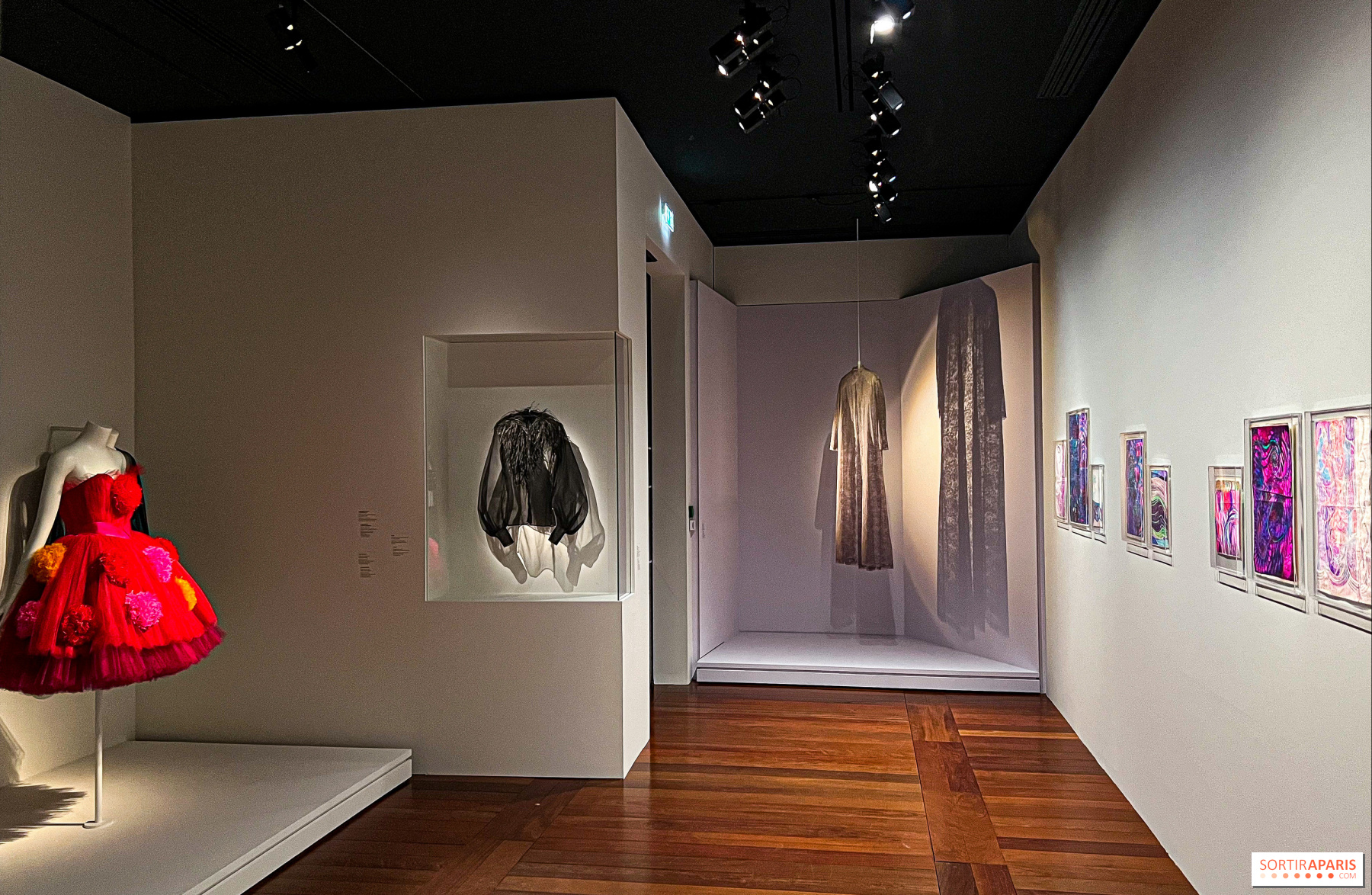 Trasparences, la potenza dei materiali in mostra al museo Yves Saint Laurent